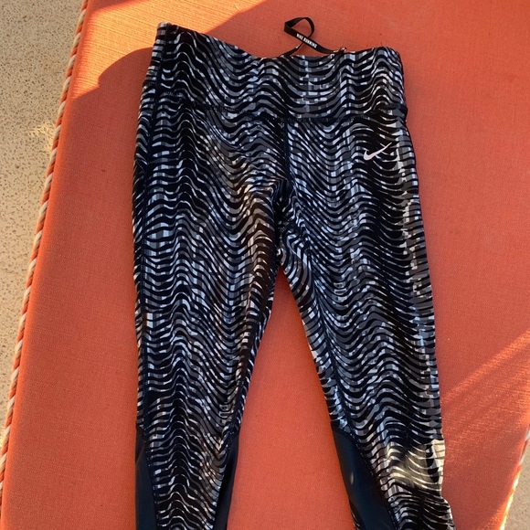 Nike Dri-Fit capris - Picture 3 of 6